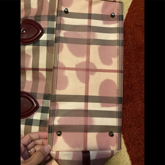 💯 Authentic red Burberry Hearts limited edition. - Picture 7 of 11